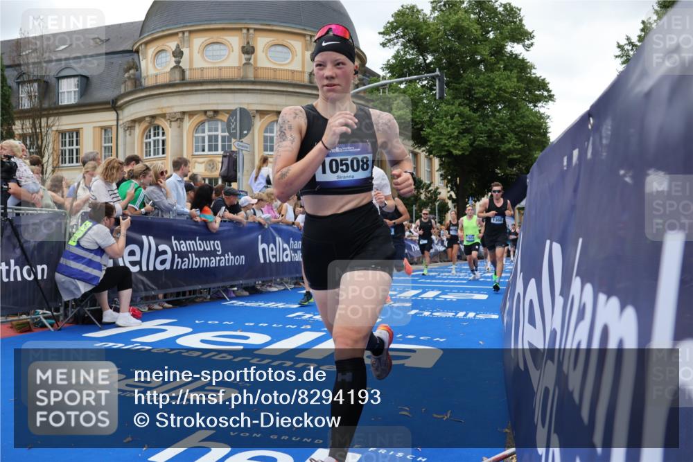 29.06.2025 - hella hamburg halbmarathon Strokosch-Dieckow http://msf.ph/oto/8294193 29.06.2025 10:51:08 Ziel 1366, 1461, 1630, 4077, 4404, 4816, 4967, 5600, 6027, 8117, 8261, 8508, 8704, 8930, 9476, 10508, 10603, 10868, 11512, 11625, 11733, 13008, 13073, 15480, 17384, 17530, 17823, 18066 meine-sportfotos.de
