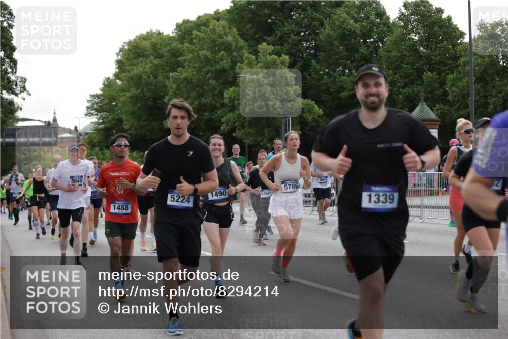 29.06.2025 - hella hamburg halbmarathon Jannik Wohlers http://msf.ph/oto/8294214 29.06.2025 10:36:38 Lombardsbrücke 1118, 1253, 1339, 1488, 1490, 1952, 1954, 2031, 2072, 2104, 2480, 2552, 3127, 3165, 3714, 3873, 3895, 5224, 5538, 5640, 5786, 6172, 6359, 6584, 6804, 7202, 7773, 8007, 8257, 8258, 8315, 8758, 8936, 8937, 9054, 9055, 10862, 10931, 11246, 11831, 11843, 11912, 12087, 12103, 12184, 12218, 12302, 12463, 12532, 13165, 13695, 13970, 13971, 14202, 14396, 14695, 14779, 15106, 15353, 15475, 15588, 15907, 15972, 16192, 16304, 16309, 16782, 16885, 17349, 17388, 17504, 17591 meine-sportfotos.de