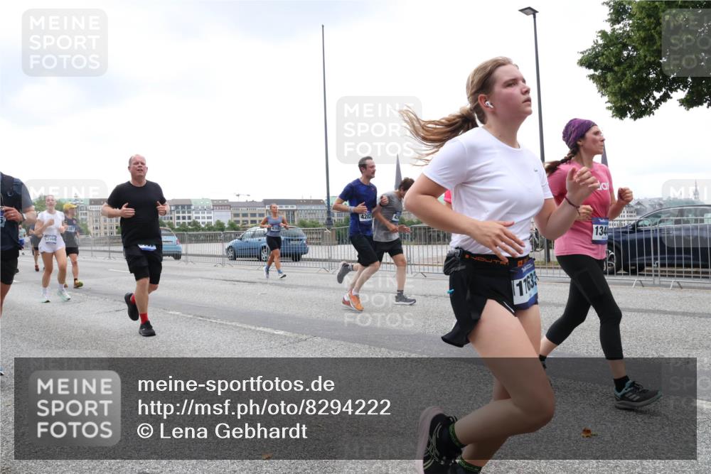 29.06.2025 - hella hamburg halbmarathon Lena Gebhardt http://msf.ph/oto/8294222 29.06.2025 10:46:45 Lombardsbrücke 1073, 1286, 1363, 1371, 1375, 1429, 1465, 1608, 1720, 1837, 1999, 2162, 2211, 2320, 2327, 2500, 2556, 2665, 2697, 2981, 3277, 3406, 3407, 3469, 3734, 3823, 4202, 4296, 4342, 4355, 4448, 4604, 5111, 5114, 5700, 5796, 5953, 6068, 6124, 6161, 6485, 6496, 6740, 7303, 7364, 7368, 7374, 7412, 7767, 7827, 7960, 8477, 8486, 8551, 8553, 8684, 8700, 9337, 9691, 10153, 10230, 12298, 12333, 12522, 13969, 14261, 15852, 16882, 16987 meine-sportfotos.de