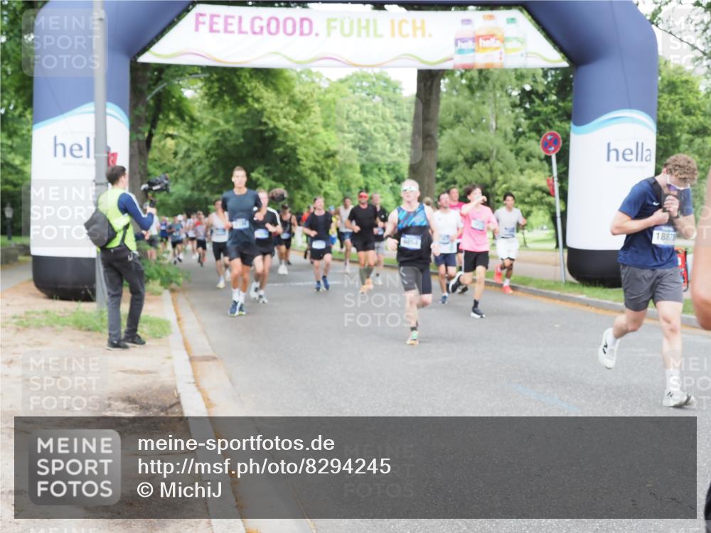 29.06.2025 - hella hamburg halbmarathon MichiJ http://msf.ph/oto/8294245 29.06.2025 10:33:57 Zwischen KM18-KM19 1139, 3477, 5129, 6054, 6700, 7204, 9710, 11773, 11936, 12808, 16513, 17281, 18878 meine-sportfotos.de