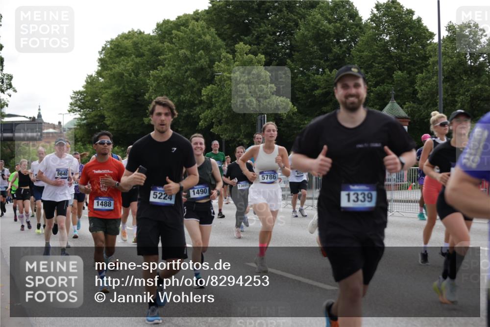 29.06.2025 - hella hamburg halbmarathon Jannik Wohlers http://msf.ph/oto/8294253 29.06.2025 10:36:38 Lombardsbrücke 1118, 1253, 1339, 1488, 1490, 1952, 1954, 2031, 2072, 2104, 2480, 2552, 3127, 3165, 3714, 3873, 3895, 5224, 5538, 5640, 5786, 6172, 6359, 6584, 6804, 7202, 7773, 8007, 8257, 8258, 8315, 8758, 8936, 8937, 9054, 9055, 10862, 10931, 11246, 11831, 11843, 11912, 12087, 12103, 12184, 12218, 12302, 12463, 12532, 13165, 13695, 13970, 13971, 14202, 14396, 14695, 14779, 15106, 15353, 15475, 15588, 15907, 15972, 16192, 16304, 16309, 16782, 16885, 17349, 17388, 17504, 17591 meine-sportfotos.de