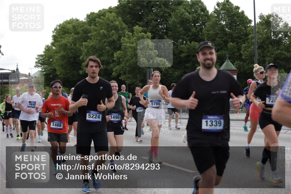 29.06.2025 - hella hamburg halbmarathon Jannik Wohlers http://msf.ph/oto/8294293 29.06.2025 10:36:38 Lombardsbrücke 1118, 1253, 1339, 1488, 1490, 1952, 1954, 2031, 2072, 2104, 2480, 2552, 3127, 3165, 3714, 3873, 3895, 5224, 5538, 5640, 5786, 6172, 6359, 6584, 6804, 7202, 7773, 8007, 8257, 8258, 8315, 8758, 8936, 8937, 9054, 9055, 10862, 10931, 11246, 11831, 11843, 11912, 12087, 12103, 12184, 12218, 12302, 12463, 12532, 13165, 13695, 13970, 13971, 14202, 14396, 14695, 14779, 15106, 15353, 15475, 15588, 15907, 15972, 16192, 16304, 16309, 16782, 16885, 17349, 17388, 17504, 17591 meine-sportfotos.de