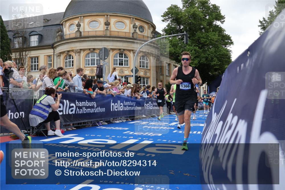 29.06.2025 - hella hamburg halbmarathon Strokosch-Dieckow http://msf.ph/oto/8294314 29.06.2025 10:51:10 Ziel 1366, 1461, 1817, 4077, 4404, 4816, 4967, 5600, 6027, 6657, 8261, 8316, 8508, 8704, 8930, 9476, 10480, 10508, 10603, 10667, 10868, 11512, 11625, 11733, 12016, 13073, 15480, 17384, 17530, 17823, 18019 meine-sportfotos.de