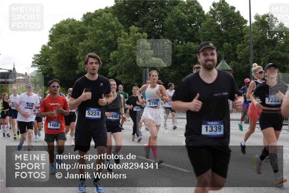 29.06.2025 - hella hamburg halbmarathon Jannik Wohlers http://msf.ph/oto/8294341 29.06.2025 10:36:38 Lombardsbrücke 1118, 1253, 1339, 1488, 1490, 1952, 1954, 2031, 2072, 2104, 2480, 2552, 3127, 3165, 3714, 3873, 3895, 5224, 5538, 5640, 5786, 6172, 6359, 6584, 6804, 7202, 7773, 8007, 8257, 8258, 8315, 8758, 8936, 8937, 9054, 9055, 10862, 10931, 11246, 11831, 11843, 11912, 12087, 12103, 12184, 12218, 12302, 12463, 12532, 13165, 13695, 13970, 13971, 14202, 14396, 14695, 14779, 15106, 15353, 15475, 15588, 15907, 15972, 16192, 16304, 16309, 16782, 16885, 17349, 17388, 17504, 17591 meine-sportfotos.de