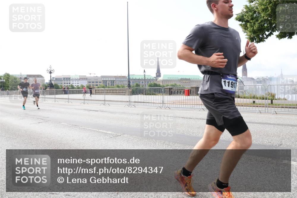 29.06.2025 - hella hamburg halbmarathon Lena Gebhardt http://msf.ph/oto/8294347 29.06.2025 10:11:55 Lombardsbrücke 1062, 1328, 1531, 1790, 1866, 1992, 3363, 4227, 5379, 5605, 7571, 8115, 8807, 8810, 9191, 9428, 9705, 10042, 10409, 10428, 11321, 11507, 11525, 11537, 11581, 11917, 12473, 13171, 13177, 13203, 13542, 13939, 13958, 14008, 14060, 14196, 14384, 15137, 15945, 16976, 17080, 17638, 17774, 17866, 18261, 18278, 18395, 18429, 18655 meine-sportfotos.de