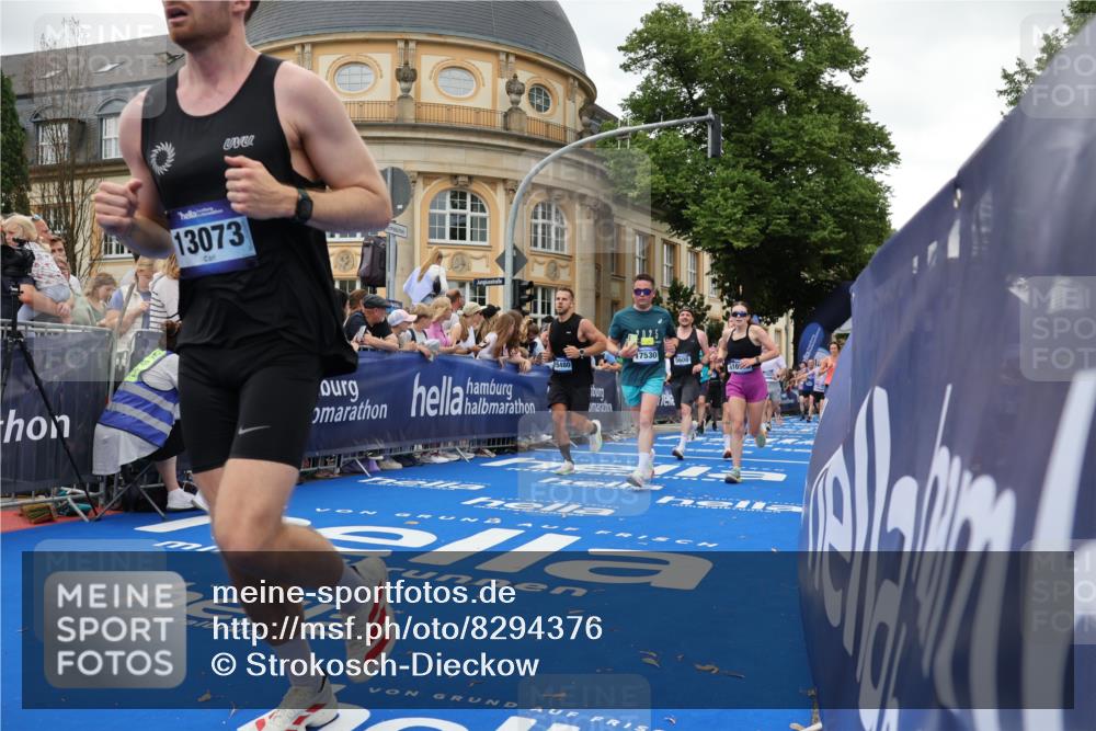 29.06.2025 - hella hamburg halbmarathon Strokosch-Dieckow http://msf.ph/oto/8294376 29.06.2025 10:51:13 Ziel 1366, 1461, 1817, 2636, 2718, 4404, 4814, 4816, 4967, 5600, 6027, 6657, 6776, 8316, 8508, 8930, 9476, 10480, 10667, 10868, 11512, 11625, 11733, 12016, 13047, 13073, 14865, 14994, 15480, 17530, 17823, 18019 meine-sportfotos.de