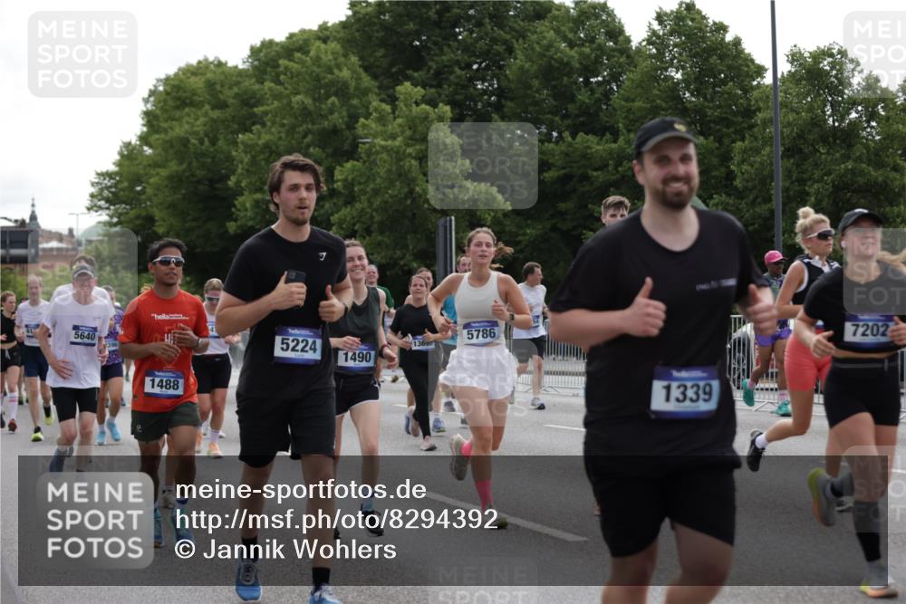 29.06.2025 - hella hamburg halbmarathon Jannik Wohlers http://msf.ph/oto/8294392 29.06.2025 10:36:38 Lombardsbrücke 1118, 1253, 1339, 1488, 1490, 1952, 1954, 2031, 2072, 2104, 2480, 2552, 3127, 3165, 3714, 3873, 3895, 5224, 5538, 5640, 5786, 6172, 6359, 6584, 6804, 7202, 7773, 8007, 8257, 8258, 8315, 8758, 8936, 8937, 9054, 9055, 10862, 10931, 11246, 11831, 11843, 11912, 12087, 12103, 12184, 12218, 12302, 12463, 12532, 13165, 13695, 13970, 13971, 14202, 14396, 14695, 14779, 15106, 15353, 15475, 15588, 15907, 15972, 16192, 16304, 16309, 16782, 16885, 17349, 17388, 17504, 17591 meine-sportfotos.de