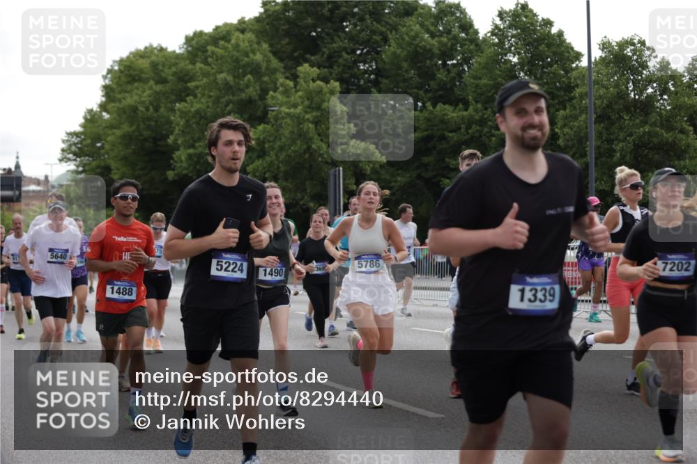 29.06.2025 - hella hamburg halbmarathon Jannik Wohlers http://msf.ph/oto/8294440 29.06.2025 10:36:38 Lombardsbrücke 1118, 1253, 1339, 1488, 1490, 1952, 1954, 2031, 2072, 2104, 2480, 2552, 3127, 3165, 3714, 3873, 3895, 5224, 5538, 5640, 5786, 6172, 6359, 6584, 6804, 7202, 7773, 8007, 8257, 8258, 8315, 8758, 8936, 8937, 9054, 9055, 10862, 10931, 11246, 11831, 11843, 11912, 12087, 12103, 12184, 12218, 12302, 12463, 12532, 13165, 13695, 13970, 13971, 14202, 14396, 14695, 14779, 15106, 15353, 15475, 15588, 15907, 15972, 16192, 16304, 16309, 16782, 16885, 17349, 17388, 17504, 17591 meine-sportfotos.de