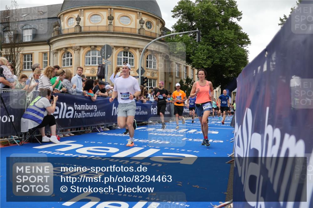 29.06.2025 - hella hamburg halbmarathon Strokosch-Dieckow http://msf.ph/oto/8294463 29.06.2025 10:51:16 Ziel 1461, 1817, 2364, 2411, 2636, 2718, 4404, 4814, 5600, 6027, 6657, 6776, 8316, 8930, 8989, 9214, 9476, 10480, 10667, 10868, 11124, 11512, 11625, 11733, 12016, 13047, 13073, 14865, 14994, 15480, 16357, 17530, 18019, 18489 meine-sportfotos.de