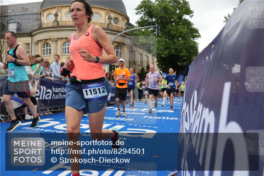29.06.2025 - hella hamburg halbmarathon Strokosch-Dieckow http://msf.ph/oto/8294501 29.06.2025 10:51:17 Ziel 1461, 1817, 2364, 2411, 2636, 2718, 2946, 4404, 4814, 5600, 6027, 6657, 6776, 8316, 8930, 8989, 9214, 9476, 9656, 10480, 10667, 10868, 11124, 11512, 11625, 12016, 13047, 14865, 14994, 15480, 15950, 16357, 17530, 18019, 18489 meine-sportfotos.de