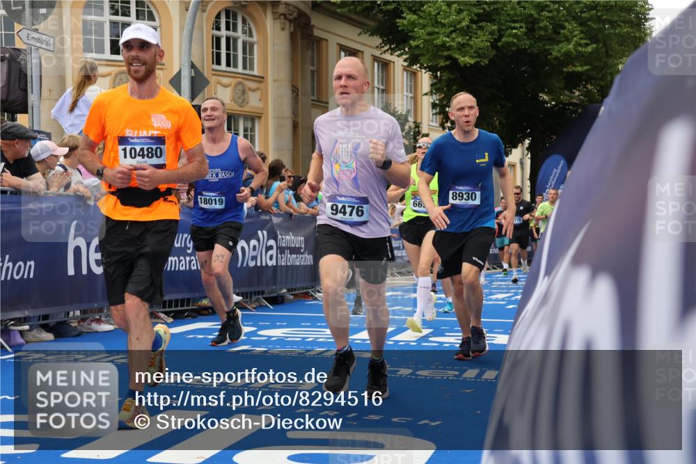 29.06.2025 - hella hamburg halbmarathon Strokosch-Dieckow http://msf.ph/oto/8294516 29.06.2025 10:51:18 Ziel 1461, 1817, 2364, 2411, 2636, 2718, 2946, 4404, 4814, 5600, 5820, 6657, 6776, 8316, 8930, 8989, 9214, 9476, 9656, 10480, 10667, 10868, 11124, 11422, 11512, 11625, 12016, 13047, 14865, 14994, 15480, 15950, 16357, 17530, 18019, 18489 meine-sportfotos.de