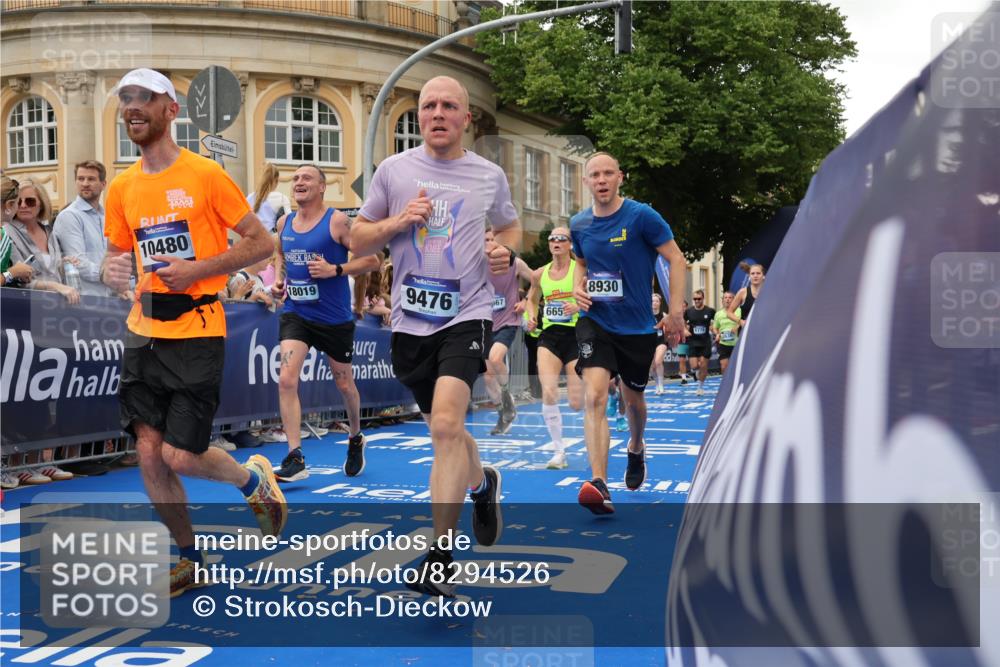 29.06.2025 - hella hamburg halbmarathon Strokosch-Dieckow http://msf.ph/oto/8294526 29.06.2025 10:51:18 Ziel 1461, 1817, 2364, 2411, 2636, 2718, 2946, 4404, 4814, 5600, 5820, 6657, 6776, 8316, 8930, 8989, 9214, 9476, 9656, 10480, 10667, 10868, 11124, 11422, 11512, 11625, 12016, 13047, 14865, 14994, 15480, 15950, 16357, 17530, 18019, 18489 meine-sportfotos.de