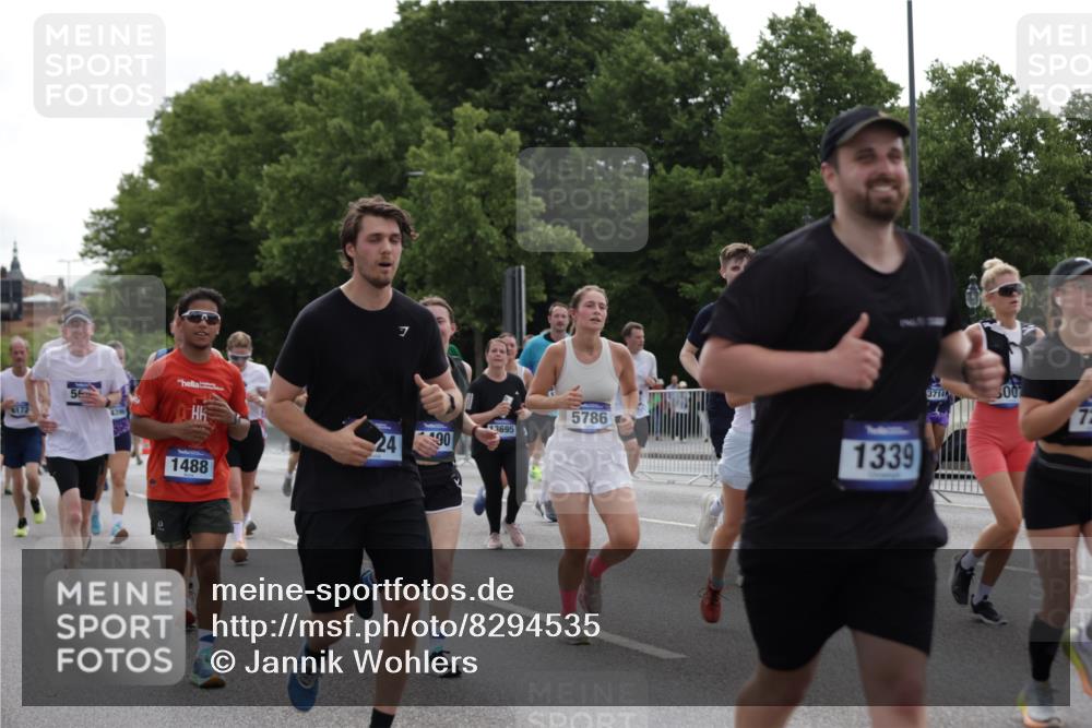 29.06.2025 - hella hamburg halbmarathon Jannik Wohlers http://msf.ph/oto/8294535 29.06.2025 10:36:38 Lombardsbrücke 1118, 1253, 1339, 1488, 1490, 1952, 1954, 2031, 2072, 2104, 2480, 2552, 3127, 3165, 3714, 3873, 3895, 5224, 5538, 5640, 5786, 6172, 6359, 6584, 6804, 7202, 7773, 8007, 8257, 8258, 8315, 8758, 8936, 8937, 9054, 9055, 10862, 10931, 11246, 11831, 11843, 11912, 12087, 12103, 12184, 12218, 12302, 12463, 12532, 13165, 13695, 13970, 13971, 14202, 14396, 14695, 14779, 15106, 15353, 15475, 15588, 15907, 15972, 16192, 16304, 16309, 16782, 16885, 17349, 17388, 17504, 17591 meine-sportfotos.de