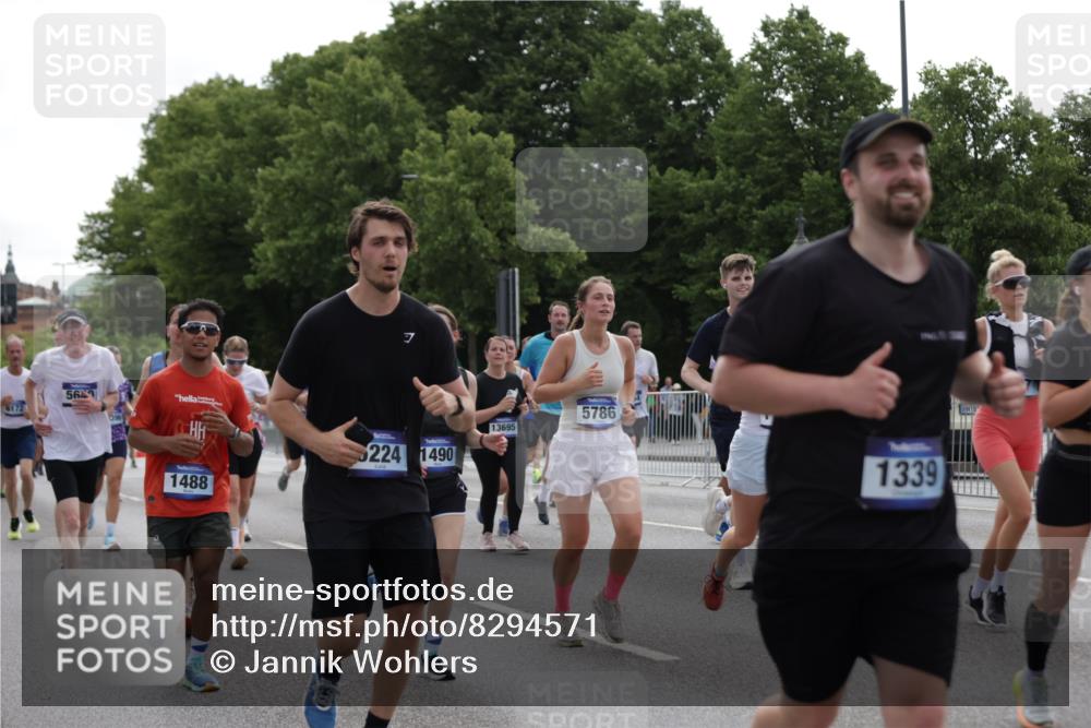 29.06.2025 - hella hamburg halbmarathon Jannik Wohlers http://msf.ph/oto/8294571 29.06.2025 10:36:38 Lombardsbrücke 1118, 1253, 1339, 1488, 1490, 1952, 1954, 2031, 2072, 2104, 2480, 2552, 3127, 3165, 3714, 3873, 3895, 5224, 5538, 5640, 5786, 6172, 6359, 6584, 6804, 7202, 7773, 8007, 8257, 8258, 8315, 8758, 8936, 8937, 9054, 9055, 10862, 10931, 11246, 11831, 11843, 11912, 12087, 12103, 12184, 12218, 12302, 12463, 12532, 13165, 13695, 13970, 13971, 14202, 14396, 14695, 14779, 15106, 15353, 15475, 15588, 15907, 15972, 16192, 16304, 16309, 16782, 16885, 17349, 17388, 17504, 17591 meine-sportfotos.de