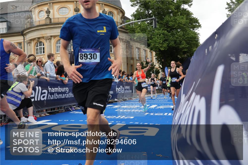29.06.2025 - hella hamburg halbmarathon Strokosch-Dieckow http://msf.ph/oto/8294606 29.06.2025 10:51:19 Ziel 1461, 1817, 2364, 2411, 2636, 2718, 2946, 4404, 4814, 5600, 5820, 6657, 6776, 8316, 8930, 8989, 9214, 9476, 9656, 10480, 10667, 11124, 11422, 11512, 11625, 12016, 13047, 13792, 14865, 14994, 15871, 15950, 16357, 18019, 18489 meine-sportfotos.de