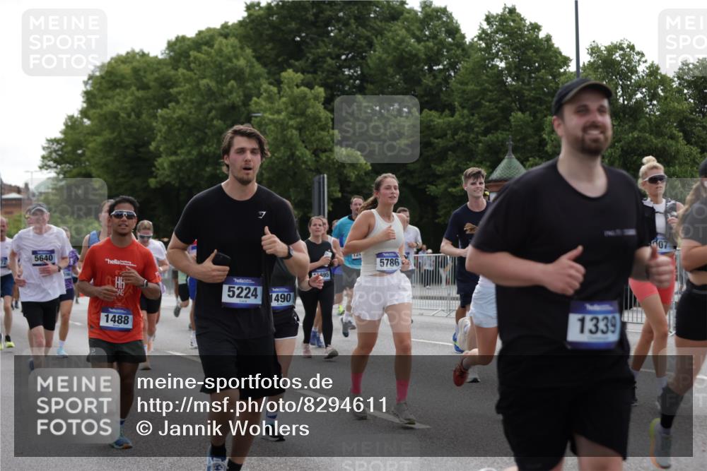 29.06.2025 - hella hamburg halbmarathon Jannik Wohlers http://msf.ph/oto/8294611 29.06.2025 10:36:38 Lombardsbrücke 1118, 1253, 1339, 1488, 1490, 1952, 1954, 2031, 2072, 2104, 2480, 2552, 3127, 3165, 3714, 3873, 3895, 5224, 5538, 5640, 5786, 6172, 6359, 6584, 6804, 7202, 7773, 8007, 8257, 8258, 8315, 8758, 8936, 8937, 9054, 9055, 10862, 10931, 11246, 11831, 11843, 11912, 12087, 12103, 12184, 12218, 12302, 12463, 12532, 13165, 13695, 13970, 13971, 14202, 14396, 14695, 14779, 15106, 15353, 15475, 15588, 15907, 15972, 16192, 16304, 16309, 16782, 16885, 17349, 17388, 17504, 17591 meine-sportfotos.de