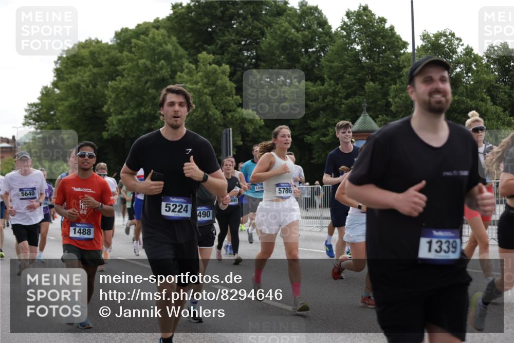 29.06.2025 - hella hamburg halbmarathon Jannik Wohlers http://msf.ph/oto/8294646 29.06.2025 10:36:38 Lombardsbrücke 1118, 1253, 1339, 1488, 1490, 1952, 1954, 2031, 2072, 2104, 2480, 2552, 3127, 3165, 3714, 3873, 3895, 5224, 5538, 5640, 5786, 6172, 6359, 6584, 6804, 7202, 7773, 8007, 8257, 8258, 8315, 8758, 8936, 8937, 9054, 9055, 10862, 10931, 11246, 11831, 11843, 11912, 12087, 12103, 12184, 12218, 12302, 12463, 12532, 13165, 13695, 13970, 13971, 14202, 14396, 14695, 14779, 15106, 15353, 15475, 15588, 15907, 15972, 16192, 16304, 16309, 16782, 16885, 17349, 17388, 17504, 17591 meine-sportfotos.de