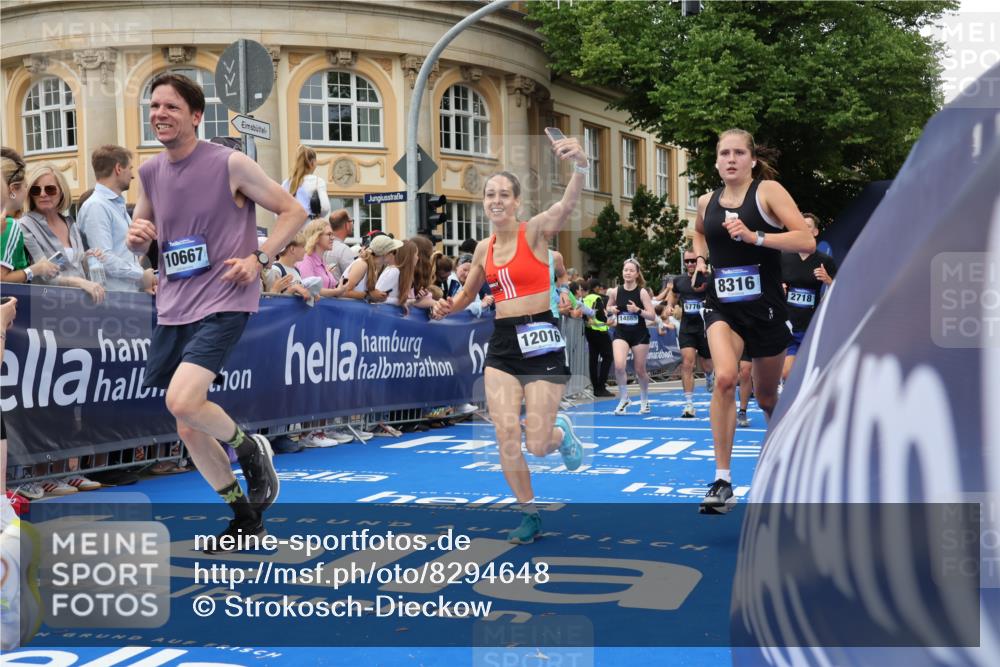 29.06.2025 - hella hamburg halbmarathon Strokosch-Dieckow http://msf.ph/oto/8294648 29.06.2025 10:51:20 Ziel 1461, 1817, 2364, 2411, 2636, 2718, 2946, 4814, 5820, 6657, 6776, 8316, 8930, 8989, 9214, 9476, 9656, 10480, 10667, 11124, 11422, 11512, 11625, 12016, 13047, 13792, 14865, 14994, 15871, 15950, 16357, 17131, 18019, 18489 meine-sportfotos.de