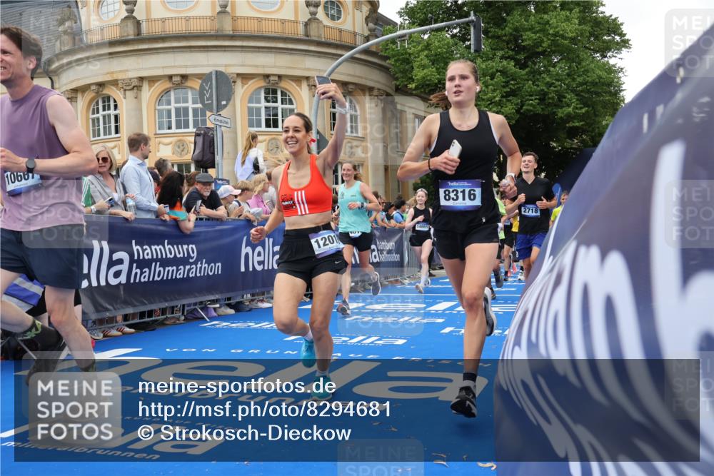 29.06.2025 - hella hamburg halbmarathon Strokosch-Dieckow http://msf.ph/oto/8294681 29.06.2025 10:51:20 Ziel 1461, 1817, 2364, 2411, 2636, 2718, 2946, 4814, 5820, 6657, 6776, 8316, 8930, 8989, 9214, 9476, 9656, 10480, 10667, 11124, 11422, 11512, 11625, 12016, 13047, 13792, 14865, 14994, 15871, 15950, 16357, 17131, 18019, 18489 meine-sportfotos.de