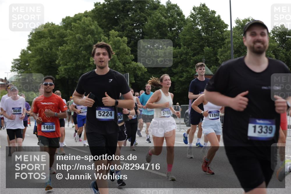 29.06.2025 - hella hamburg halbmarathon Jannik Wohlers http://msf.ph/oto/8294716 29.06.2025 10:36:39 Lombardsbrücke 1118, 1253, 1339, 1488, 1490, 1597, 1952, 1954, 2031, 2072, 2104, 2272, 2480, 3127, 3165, 3714, 3873, 3895, 4733, 5224, 5538, 5640, 5786, 6172, 6359, 6584, 6804, 7202, 7707, 8007, 8257, 8258, 8315, 8758, 8936, 8937, 9054, 9055, 10862, 10931, 11246, 11831, 11843, 12087, 12103, 12184, 12218, 12302, 12463, 12532, 13165, 13695, 13970, 13971, 14202, 14396, 14695, 14779, 14915, 15106, 15353, 15475, 15907, 16192, 16304, 16309, 16782, 16885, 17388, 17504, 17591, 17794 meine-sportfotos.de