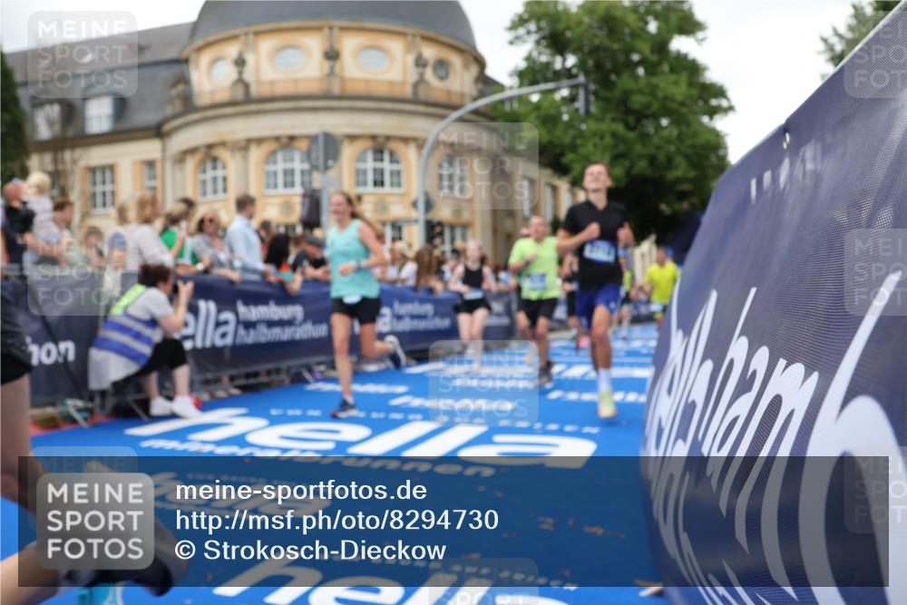 29.06.2025 - hella hamburg halbmarathon Strokosch-Dieckow http://msf.ph/oto/8294730 29.06.2025 10:51:21 Ziel 1461, 1817, 2364, 2411, 2636, 2718, 2946, 4814, 5820, 6657, 6776, 7943, 8316, 8930, 8989, 9214, 9476, 9656, 10480, 10667, 11124, 11422, 11512, 12016, 13047, 13792, 14865, 14994, 15871, 15950, 16357, 17131, 18019, 18489 meine-sportfotos.de