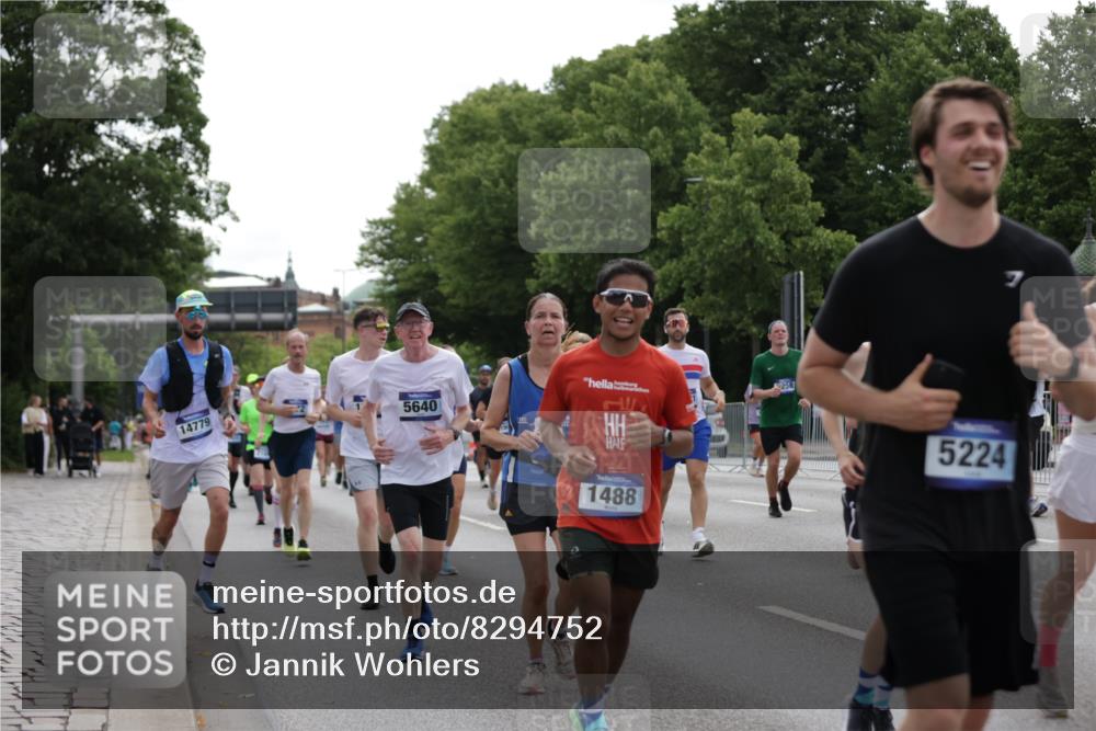 29.06.2025 - hella hamburg halbmarathon Jannik Wohlers http://msf.ph/oto/8294752 29.06.2025 10:36:39 Lombardsbrücke 1118, 1253, 1339, 1488, 1490, 1597, 1952, 1954, 2031, 2072, 2104, 2272, 2480, 3127, 3165, 3714, 3873, 3895, 4733, 5224, 5538, 5640, 5786, 6172, 6359, 6584, 6804, 7202, 7707, 8007, 8257, 8258, 8315, 8758, 8936, 8937, 9054, 9055, 10862, 10931, 11246, 11831, 11843, 12087, 12103, 12184, 12218, 12302, 12463, 12532, 13165, 13695, 13970, 13971, 14202, 14396, 14695, 14779, 14915, 15106, 15353, 15475, 15907, 16192, 16304, 16309, 16782, 16885, 17388, 17504, 17591, 17794 meine-sportfotos.de