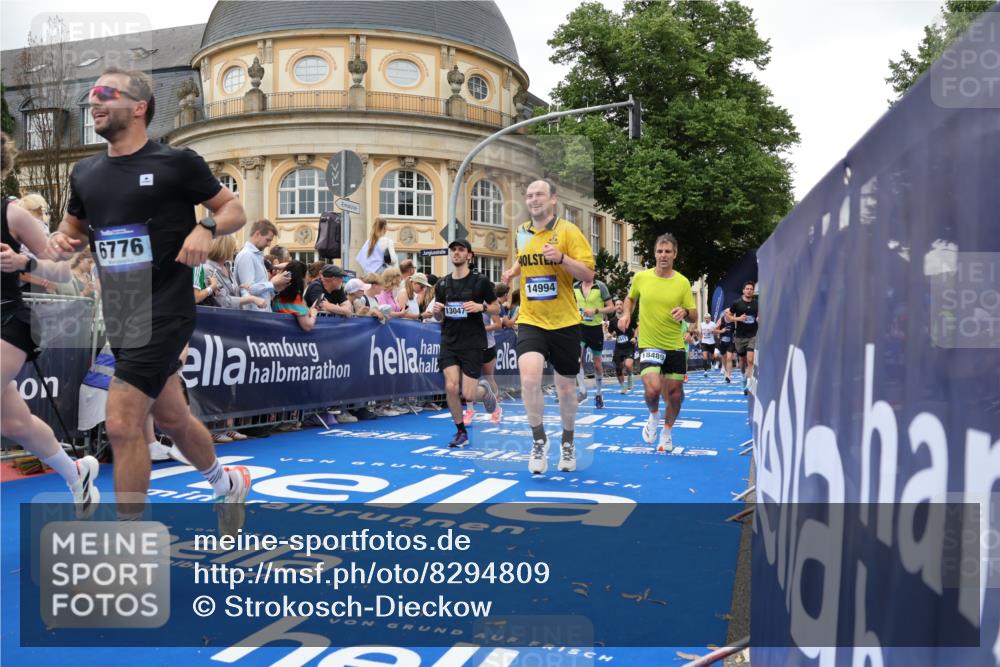 29.06.2025 - hella hamburg halbmarathon Strokosch-Dieckow http://msf.ph/oto/8294809 29.06.2025 10:51:23 Ziel 1335, 1817, 2364, 2411, 2636, 2718, 2946, 4814, 5820, 6657, 6776, 7943, 8316, 8989, 9214, 9656, 10480, 10667, 11124, 11422, 12016, 13047, 13403, 13792, 14865, 14994, 15871, 15950, 16357, 17131, 18019, 18489 meine-sportfotos.de