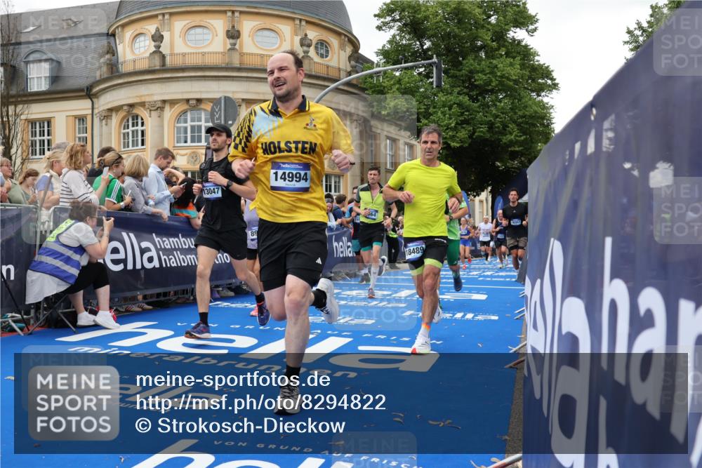 29.06.2025 - hella hamburg halbmarathon Strokosch-Dieckow http://msf.ph/oto/8294822 29.06.2025 10:51:23 Ziel 1335, 1817, 2364, 2411, 2636, 2718, 2946, 4814, 5820, 6657, 6776, 7943, 8316, 8989, 9214, 9656, 10480, 10667, 11124, 11422, 12016, 13047, 13403, 13792, 14865, 14994, 15871, 15950, 16357, 17131, 18019, 18489 meine-sportfotos.de