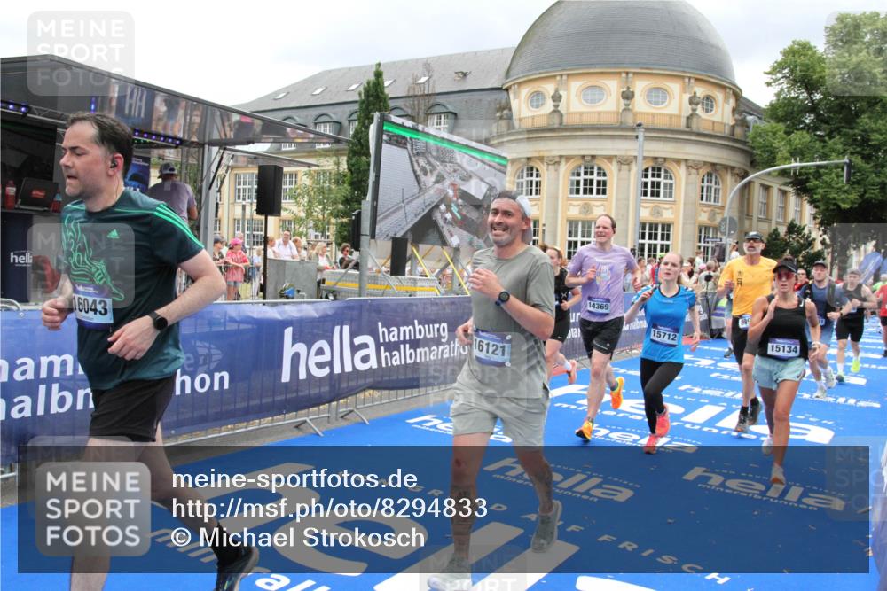 29.06.2025 - hella hamburg halbmarathon Michael Strokosch http://msf.ph/oto/8294833 29.06.2025 10:56:49 Ziel 2378, 3836, 7646, 8825, 8996, 9488, 11870, 13816, 14369, 14461, 15134, 15431, 15712, 16008, 16009, 16043, 16121, 17133, 18634 meine-sportfotos.de