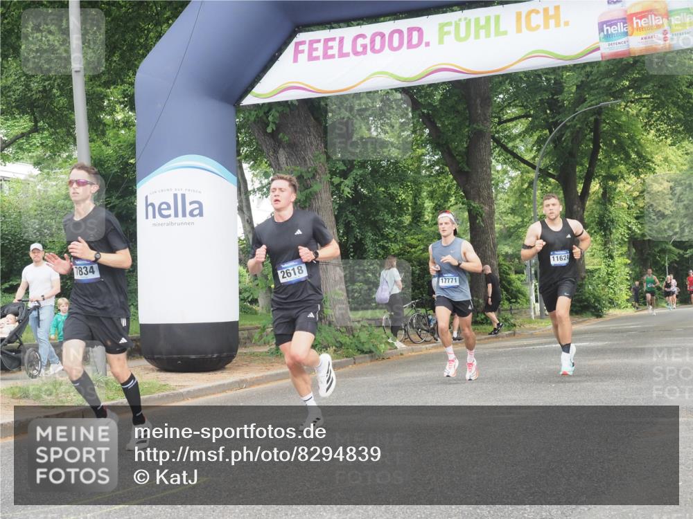 29.06.2025 - hella hamburg halbmarathon KatJ http://msf.ph/oto/8294839 29.06.2025 10:13:22 Zwischen KM18-KM19 2618, 7834, 7862 meine-sportfotos.de