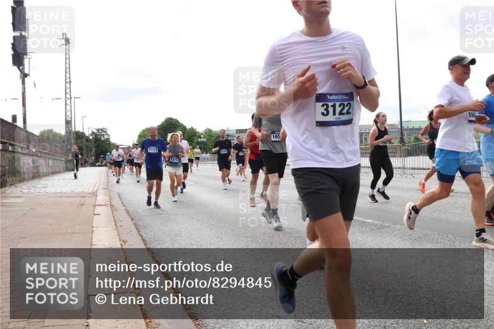 29.06.2025 - hella hamburg halbmarathon Lena Gebhardt http://msf.ph/oto/8294845 29.06.2025 10:21:28 Lombardsbrücke 11117, 2271, 16107, 165, 3122, 166, 1028, 1072, 1266, 1401, 1658, 1668, 2271, 2383, 2635, 2815, 2956, 2986, 3122, 3161, 3453, 3770, 3813, 3817, 3825, 3826, 4375, 4376, 4697, 4786, 5061, 5122, 5373, 5395, 5412, 5493, 5759, 5767, 5957, 6086, 6103, 6275, 6308, 6475, 6844, 7228, 7375, 7522, 7553, 7608, 7612, 7781, 8095, 8286, 8715, 8726, 8844, 8896, 9100, 9108, 9369, 9483, 9499, 9501, 9532, 9624, 10374, 10585, 10602, 10874, 11698, 12175, 12694, 13057, 13508 meine-sportfotos.de