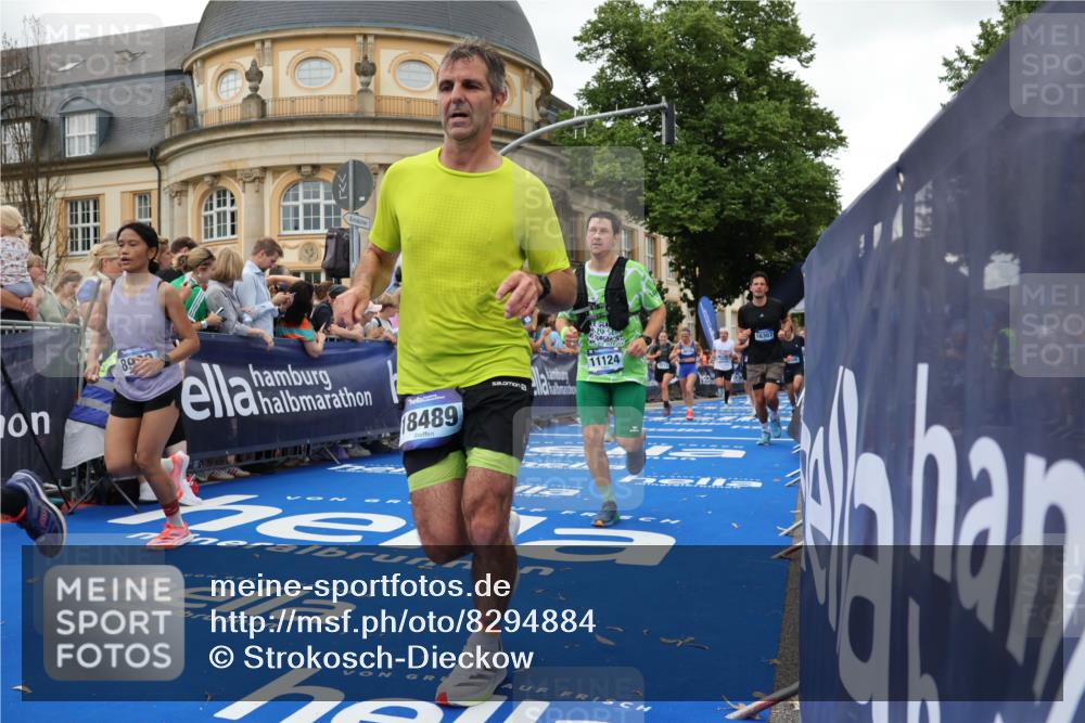 29.06.2025 - hella hamburg halbmarathon Strokosch-Dieckow http://msf.ph/oto/8294884 29.06.2025 10:51:24 Ziel 1335, 1817, 2364, 2411, 2636, 2718, 2946, 4814, 5820, 6776, 7943, 8989, 9214, 9656, 10667, 11124, 11422, 12016, 13047, 13403, 13792, 14865, 14994, 15871, 15950, 16357, 17131, 18489 meine-sportfotos.de