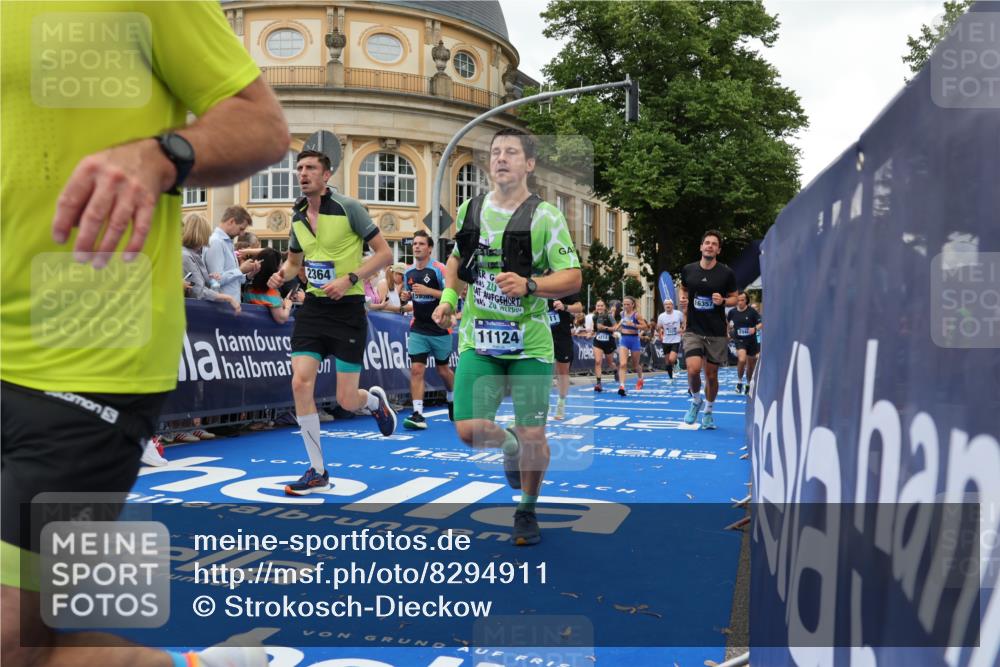 29.06.2025 - hella hamburg halbmarathon Strokosch-Dieckow http://msf.ph/oto/8294911 29.06.2025 10:51:24 Ziel 1335, 1817, 2364, 2411, 2636, 2718, 2946, 4814, 5820, 6776, 7943, 8989, 9214, 9656, 10667, 11124, 11422, 12016, 13047, 13403, 13792, 14865, 14994, 15871, 15950, 16357, 17131, 18489 meine-sportfotos.de
