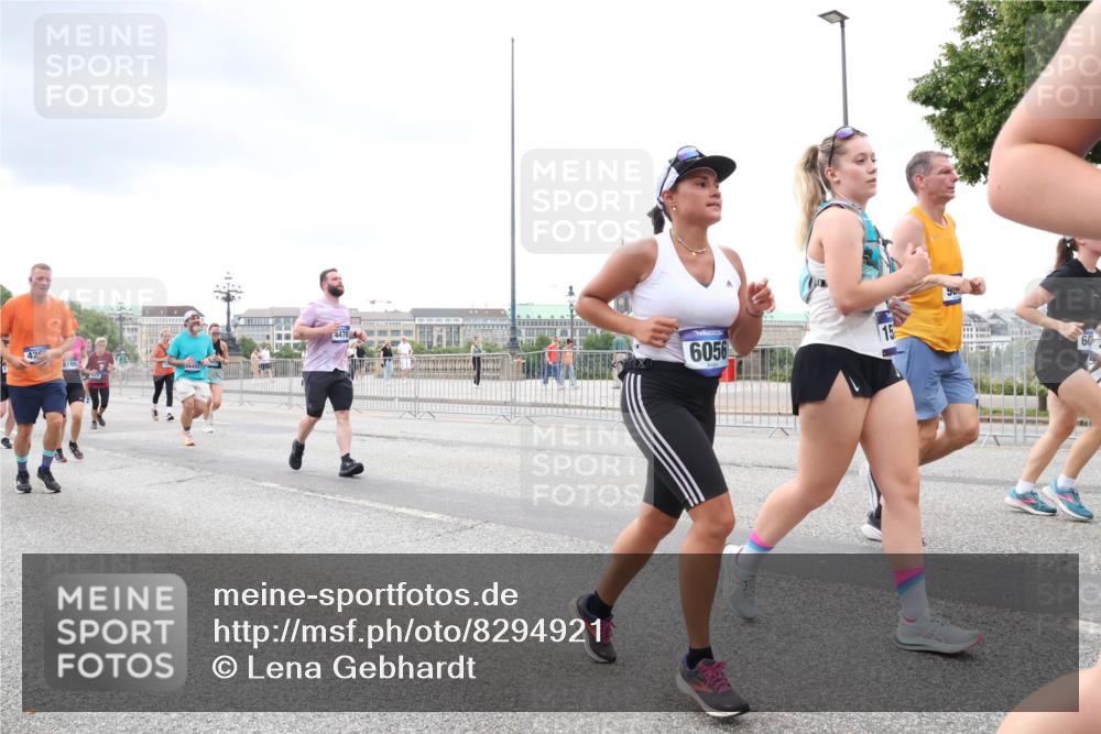 29.06.2025 - hella hamburg halbmarathon Lena Gebhardt http://msf.ph/oto/8294921 29.06.2025 10:56:03 Lombardsbrücke 42, 8195, 449, 4470, 6056, 90, 60, 1616, 1738, 1909, 2095, 2793, 3101, 3244, 3257, 3268, 4083, 4265, 4354, 4470, 4473, 4836, 4896, 5220, 5222, 5306, 5575, 5580, 5757, 5994, 6055, 6056, 6113, 6257, 6494, 6594, 6968, 7025, 7028, 7516, 7548, 7616, 7969, 8005, 8110, 8305, 8517, 8527, 8532, 8533, 8648, 9435, 9548, 9606, 9838, 9861, 9865, 9948, 9953, 9956, 10094, 10436, 10438, 10449, 10593, 10640, 10740, 10784, 10987, 11903, 11962, 11963, 12695 meine-sportfotos.de