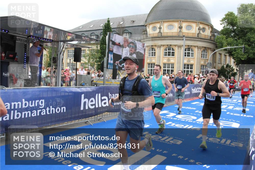 29.06.2025 - hella hamburg halbmarathon Michael Strokosch http://msf.ph/oto/8294931 29.06.2025 10:56:51 Ziel 2378, 2741, 3836, 5418, 7716, 8825, 8996, 13816, 14369, 14461, 15134, 15431, 15712, 16008, 16009, 16043, 16121, 16679, 17133, 18634 meine-sportfotos.de