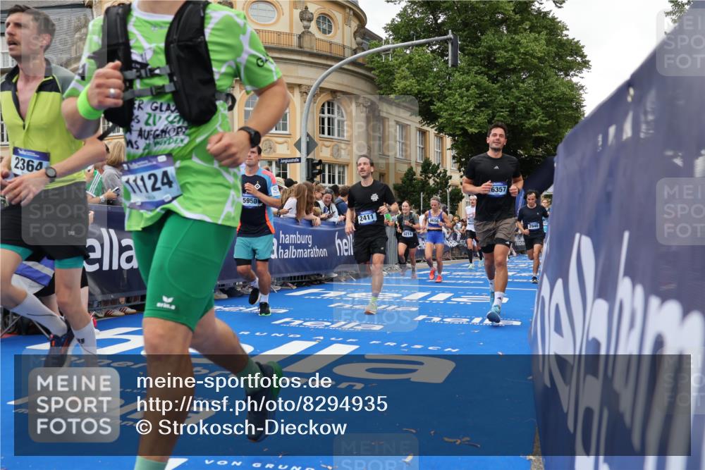 29.06.2025 - hella hamburg halbmarathon Strokosch-Dieckow http://msf.ph/oto/8294935 29.06.2025 10:51:25 Ziel 1335, 2364, 2411, 2636, 2718, 2946, 4814, 5820, 6776, 7943, 8989, 9214, 9656, 10691, 11124, 11422, 13047, 13403, 13792, 14865, 14994, 15871, 15950, 16357, 17131, 18489 meine-sportfotos.de