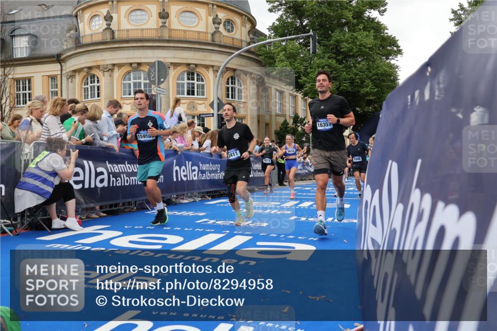 29.06.2025 - hella hamburg halbmarathon Strokosch-Dieckow http://msf.ph/oto/8294958 29.06.2025 10:51:25 Ziel 1335, 2364, 2411, 2636, 2718, 2946, 4814, 5820, 6776, 7943, 8989, 9214, 9656, 10691, 11124, 11422, 13047, 13403, 13792, 14865, 14994, 15871, 15950, 16357, 17131, 18489 meine-sportfotos.de