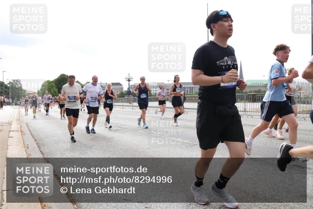 29.06.2025 - hella hamburg halbmarathon Lena Gebhardt http://msf.ph/oto/8294996 29.06.2025 10:36:37 Lombardsbrücke 9918, 10146, 10024, 10112, 16239, 1102, 1118, 1224, 1253, 1835, 1948, 1952, 1954, 2124, 2552, 2588, 3398, 3404, 3428, 3699, 3741, 3873, 3895, 4084, 4245, 4442, 4618, 4762, 4937, 4996, 5012, 5246, 5427, 5540, 5573, 5747, 5789, 5809, 5919, 6092, 6093, 6156, 6190, 6359, 6417, 6667, 6896, 7111, 7140, 7575, 7576, 7632, 7773, 8498, 8499, 8530, 8581, 8936, 8937, 8945, 9115, 9117, 9229, 9295, 9500, 9694, 13265, 15077, 17156, 17807, 18152, 18488 meine-sportfotos.de