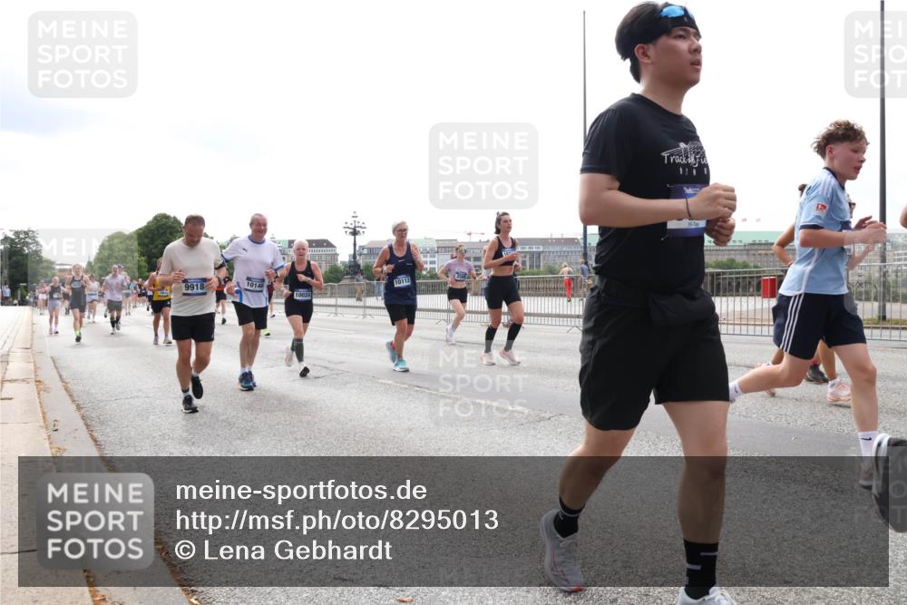 29.06.2025 - hella hamburg halbmarathon Lena Gebhardt http://msf.ph/oto/8295013 29.06.2025 10:36:37 Lombardsbrücke 9918, 10146, 10112, 10024, 1102, 1118, 1224, 1253, 1835, 1948, 1952, 1954, 2124, 2552, 2588, 3398, 3404, 3428, 3699, 3741, 3873, 3895, 4084, 4245, 4442, 4618, 4762, 4937, 4996, 5012, 5246, 5427, 5540, 5573, 5747, 5789, 5809, 5919, 6092, 6093, 6156, 6190, 6359, 6417, 6667, 6896, 7111, 7140, 7575, 7576, 7632, 7773, 8498, 8499, 8530, 8581, 8936, 8937, 8945, 9115, 9117, 9229, 9295, 9500, 9694, 13265, 15077, 17156, 17807, 18152, 18488 meine-sportfotos.de