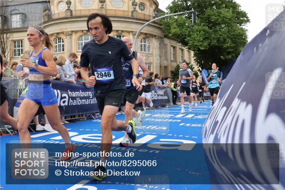29.06.2025 - hella hamburg halbmarathon Strokosch-Dieckow http://msf.ph/oto/8295066 29.06.2025 10:51:28 Ziel 1335, 2364, 2411, 2946, 5008, 5820, 7943, 8989, 9214, 9656, 10691, 11124, 11422, 13403, 13792, 15871, 15950, 16357, 17131, 18489, 19007 meine-sportfotos.de