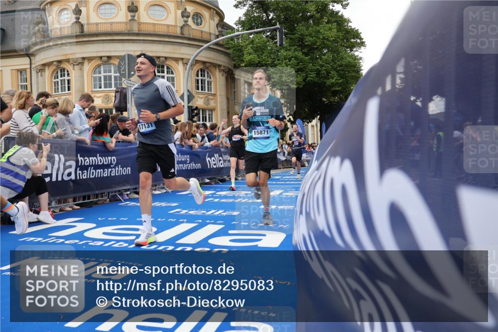 29.06.2025 - hella hamburg halbmarathon Strokosch-Dieckow http://msf.ph/oto/8295083 29.06.2025 10:51:29 Ziel 1335, 2411, 2946, 5008, 5820, 7943, 9214, 9656, 10691, 11422, 13327, 13403, 13792, 15871, 15950, 16357, 17131, 19007 meine-sportfotos.de