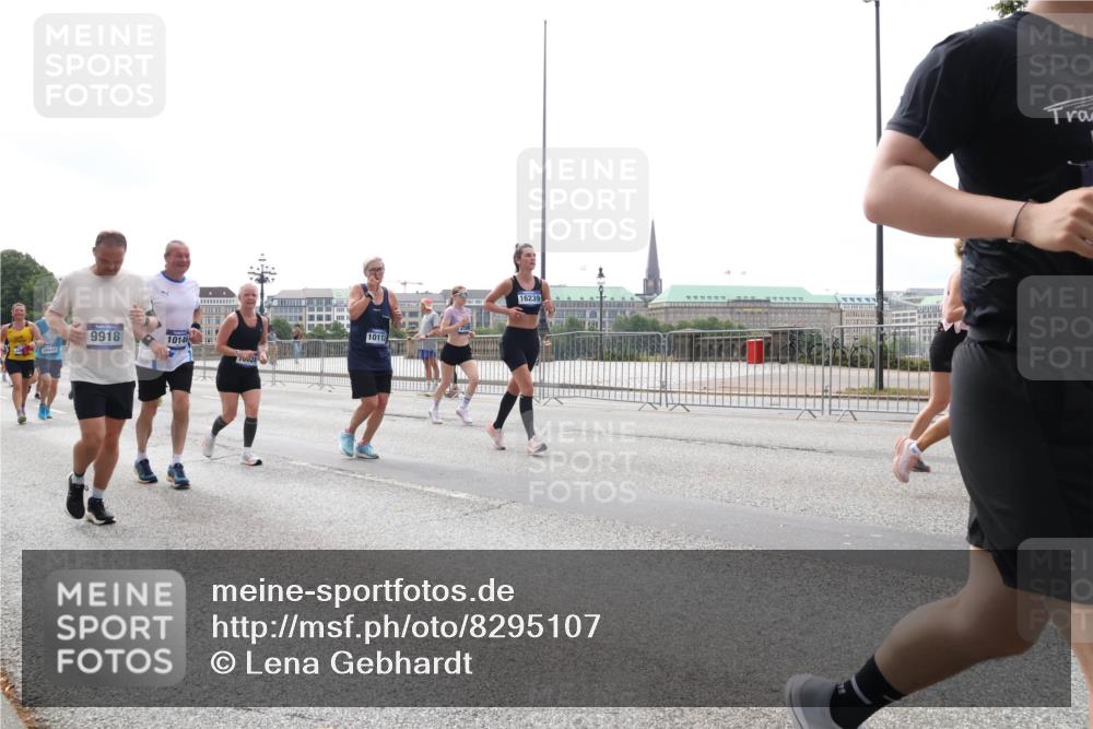 29.06.2025 - hella hamburg halbmarathon Lena Gebhardt http://msf.ph/oto/8295107 29.06.2025 10:36:38 Lombardsbrücke 9918, 10146, 10112, 16239, 1102, 1118, 1224, 1253, 1835, 1948, 1952, 1954, 2124, 2552, 2588, 3398, 3404, 3428, 3699, 3741, 3873, 3895, 4084, 4245, 4442, 4618, 4762, 4937, 4996, 5012, 5246, 5427, 5540, 5573, 5747, 5789, 5809, 5919, 6092, 6093, 6156, 6190, 6359, 6417, 6667, 7111, 7140, 7575, 7576, 7632, 7773, 8498, 8499, 8530, 8581, 8936, 8937, 8945, 9115, 9117, 9229, 9295, 9500, 9694, 13265, 15077, 17156, 17807, 18152, 18488 meine-sportfotos.de