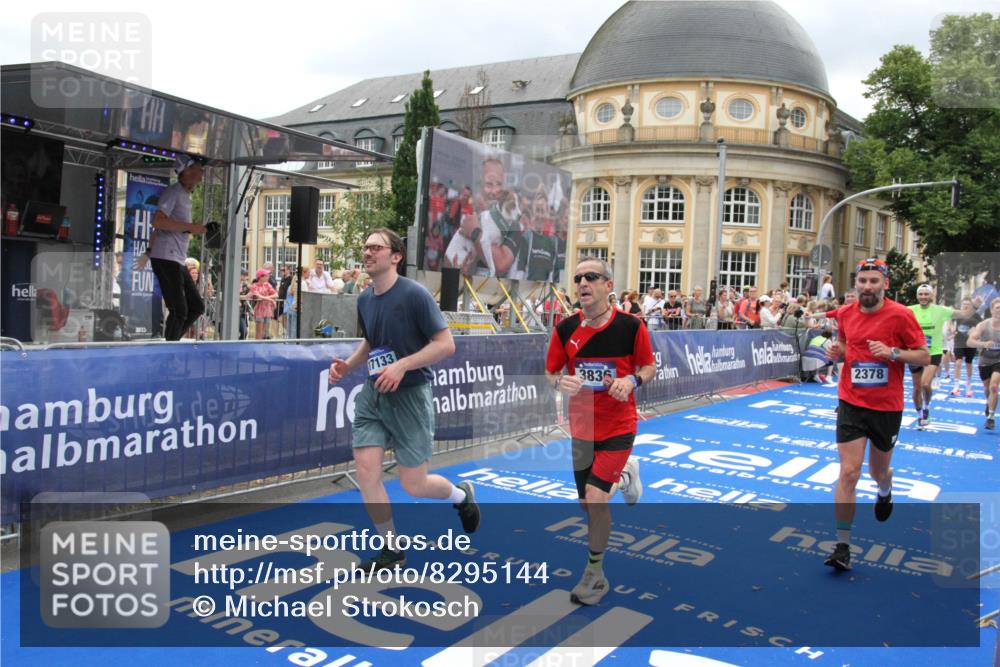 29.06.2025 - hella hamburg halbmarathon Michael Strokosch http://msf.ph/oto/8295144 29.06.2025 10:56:53 Ziel 1955, 2378, 2741, 3836, 5418, 6835, 7716, 8825, 13816, 14461, 15431, 16008, 16009, 16679, 17133 meine-sportfotos.de