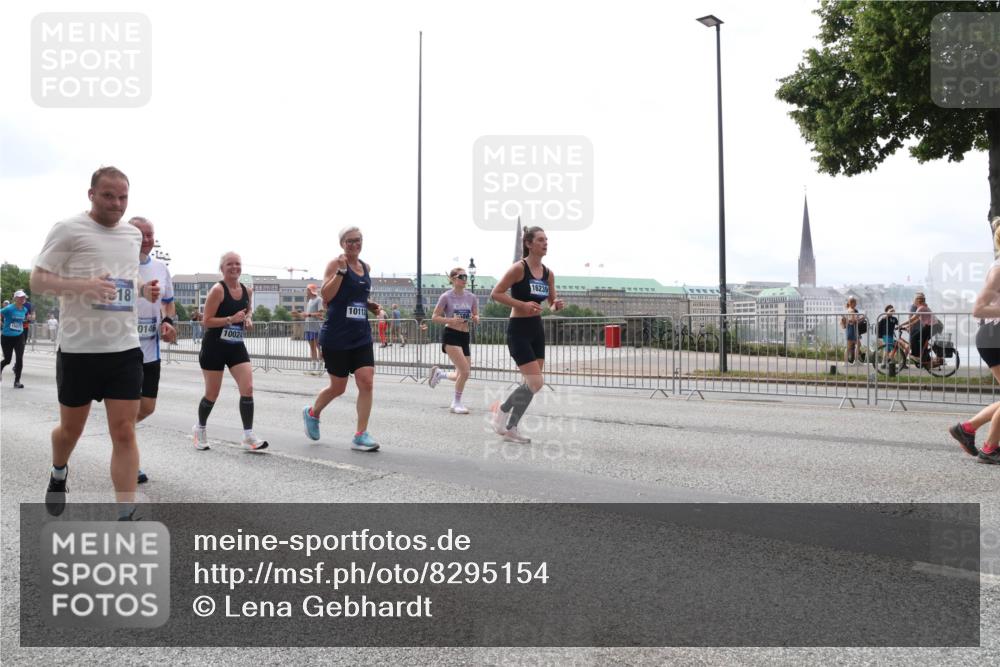 29.06.2025 - hella hamburg halbmarathon Lena Gebhardt http://msf.ph/oto/8295154 29.06.2025 10:36:38 Lombardsbrücke 15477, 18, 0146, 10112, 10024, 16239, 1102, 1118, 1224, 1253, 1835, 1948, 1952, 1954, 2124, 2552, 2588, 3398, 3404, 3428, 3699, 3741, 3873, 3895, 4084, 4245, 4442, 4618, 4762, 4937, 4996, 5012, 5246, 5427, 5540, 5573, 5747, 5789, 5809, 5919, 6092, 6093, 6156, 6190, 6359, 6417, 6667, 7111, 7140, 7575, 7576, 7632, 7773, 8498, 8499, 8530, 8581, 8936, 8937, 8945, 9115, 9117, 9229, 9295, 9500, 9694, 13265, 15077, 17156, 17807, 18152, 18488 meine-sportfotos.de