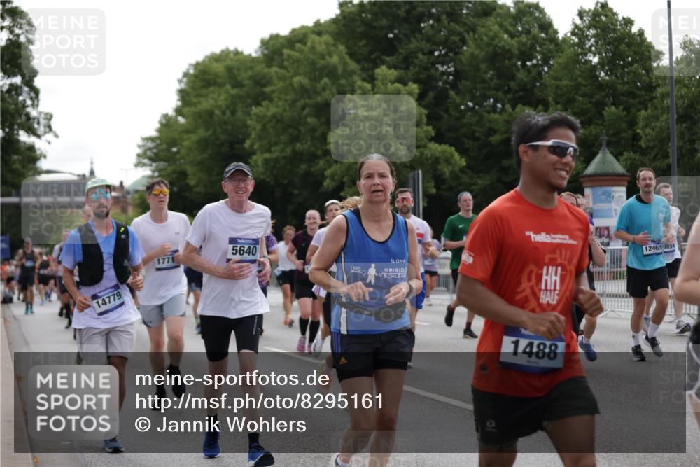 29.06.2025 - hella hamburg halbmarathon Jannik Wohlers http://msf.ph/oto/8295161 29.06.2025 10:36:40 Lombardsbrücke 1253, 1339, 1488, 1490, 1597, 1952, 1954, 2031, 2072, 2104, 2272, 2480, 3127, 3165, 3714, 3895, 4347, 4733, 5224, 5538, 5640, 5786, 6172, 6359, 6584, 6804, 7202, 7707, 8007, 8257, 8258, 8315, 8758, 9054, 9055, 10862, 10931, 11246, 11831, 11843, 12087, 12103, 12184, 12218, 12302, 12463, 12532, 13165, 13695, 13970, 13971, 14202, 14396, 14779, 14915, 15106, 15353, 15475, 15907, 16192, 16304, 16309, 16782, 16885, 17388, 17504, 17591, 17687, 17688, 17794, 18578 meine-sportfotos.de