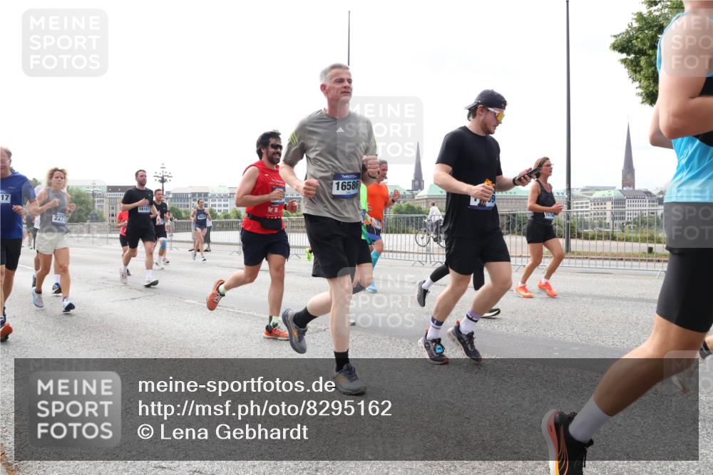 29.06.2025 - hella hamburg halbmarathon Lena Gebhardt http://msf.ph/oto/8295162 29.06.2025 10:21:29 Lombardsbrücke 17, 2271, 16107, 16586, 15752, 1028, 1072, 1266, 1401, 1658, 1668, 2271, 2383, 2635, 2815, 2956, 2986, 3122, 3161, 3453, 3770, 3817, 3825, 3826, 4375, 4376, 4697, 4786, 5061, 5122, 5373, 5395, 5412, 5493, 5759, 5767, 5957, 6086, 6103, 6275, 6308, 6475, 6844, 7228, 7375, 7522, 7553, 7608, 7612, 7781, 8095, 8286, 8715, 8726, 8844, 8896, 9100, 9108, 9369, 9483, 9499, 9501, 9532, 9624, 10374, 10602, 10874, 11698, 12175, 12694, 13057, 13508 meine-sportfotos.de