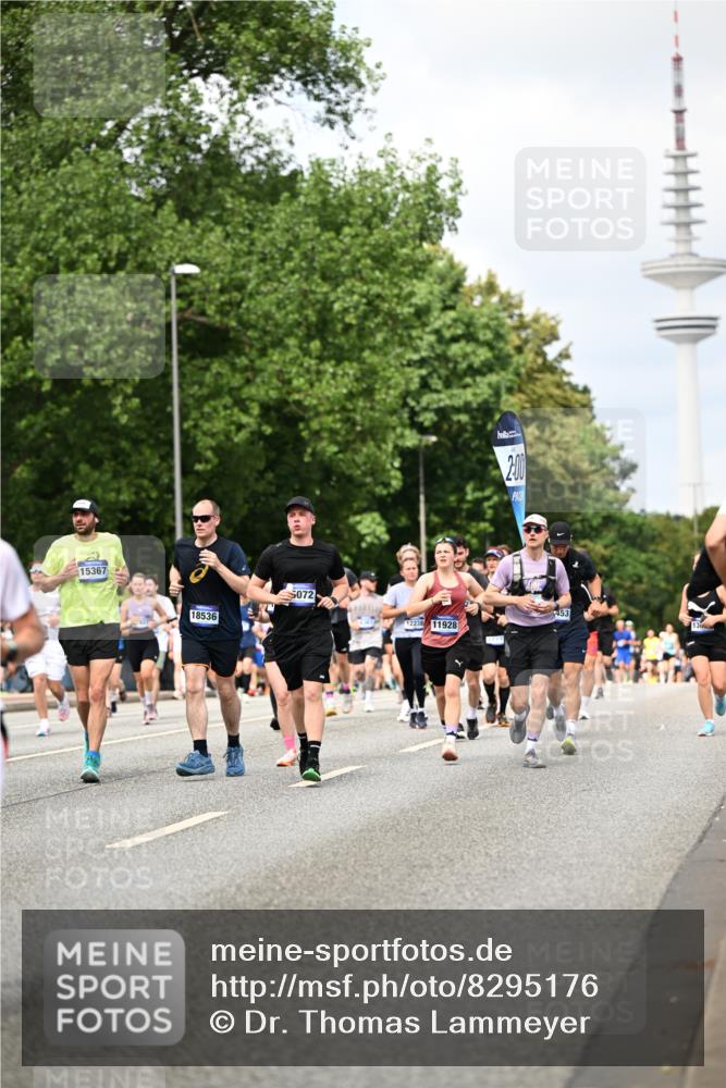 29.06.2025 - hella hamburg halbmarathon Dr. Thomas Lammeyer http://msf.ph/oto/8295176 29.06.2025 10:37:40 Kennedybrücke 1324, 1896, 1995, 2085, 2342, 2526, 2776, 3341, 3812, 3871, 4164, 4361, 4433, 4449, 4807, 5075, 5180, 5561, 5584, 5917, 6773, 6999, 7308, 7309, 7705, 8620, 8891, 9234, 9258, 9438, 9591, 9706, 9750, 9799, 10800, 11092, 11111, 11260 meine-sportfotos.de