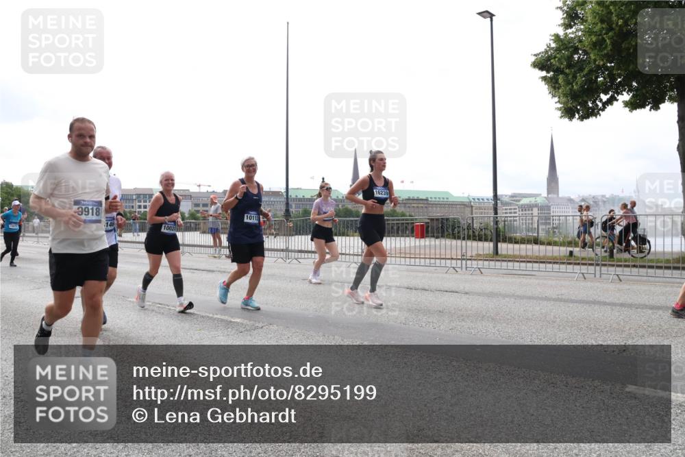 29.06.2025 - hella hamburg halbmarathon Lena Gebhardt http://msf.ph/oto/8295199 29.06.2025 10:36:38 Lombardsbrücke 15077, 9918, 146, 10112, 16239, 1102, 1118, 1224, 1253, 1835, 1948, 1952, 1954, 2124, 2552, 2588, 3398, 3404, 3428, 3699, 3741, 3873, 3895, 4084, 4245, 4442, 4618, 4762, 4937, 4996, 5012, 5246, 5427, 5540, 5573, 5747, 5789, 5809, 5919, 6092, 6093, 6156, 6190, 6359, 6417, 6667, 7111, 7140, 7575, 7576, 7632, 7773, 8498, 8499, 8530, 8581, 8936, 8937, 8945, 9115, 9117, 9229, 9295, 9500, 9694, 13265, 15077, 17156, 17807, 18152, 18488 meine-sportfotos.de