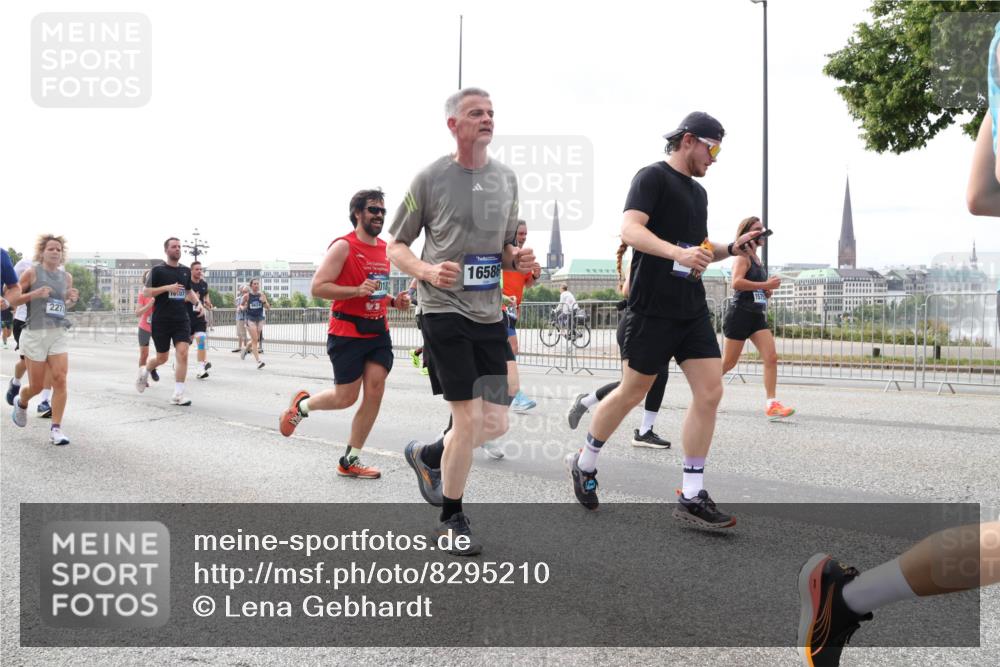 29.06.2025 - hella hamburg halbmarathon Lena Gebhardt http://msf.ph/oto/8295210 29.06.2025 10:21:29 Lombardsbrücke 227, 16, 07, 16586, 1575, 1028, 1072, 1266, 1401, 1658, 1668, 2271, 2383, 2635, 2815, 2956, 2986, 3122, 3161, 3453, 3770, 3817, 3825, 3826, 4375, 4376, 4697, 4786, 5061, 5122, 5373, 5395, 5412, 5493, 5759, 5767, 5957, 6086, 6103, 6275, 6308, 6475, 6844, 7228, 7375, 7522, 7553, 7608, 7612, 7781, 8095, 8286, 8715, 8726, 8844, 8896, 9100, 9108, 9369, 9483, 9499, 9501, 9532, 9624, 10374, 10602, 10874, 11698, 12175, 12694, 13057, 13508 meine-sportfotos.de