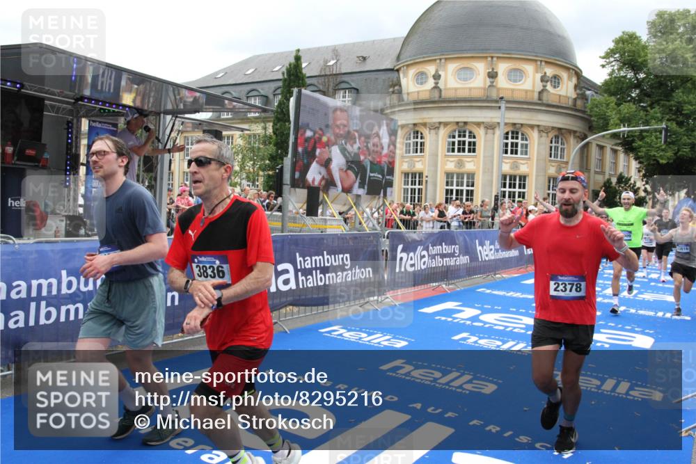 29.06.2025 - hella hamburg halbmarathon Michael Strokosch http://msf.ph/oto/8295216 29.06.2025 10:56:53 Ziel 1955, 2378, 2741, 3836, 5418, 6835, 7716, 8825, 13816, 14461, 15431, 16008, 16009, 16679, 17133 meine-sportfotos.de